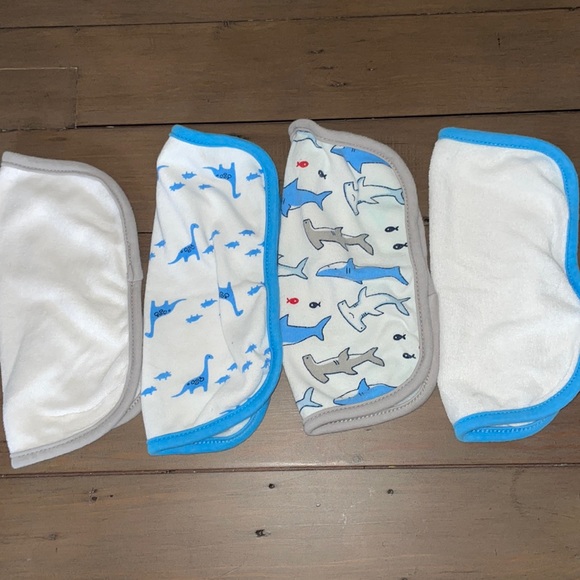 Simple Joys Shark Towel & 4 Matching Wash Clothes - Picture 4 of 5